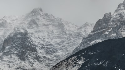 冰雪覆盖的山的风景摄影
